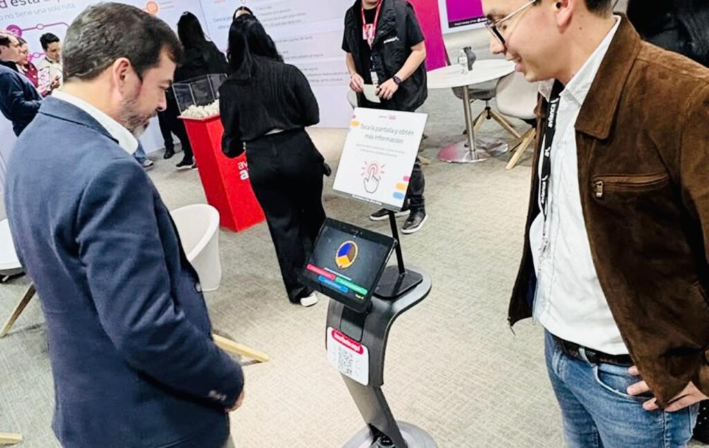 Robot Esbot tomando fotos con marco de marca en un evento